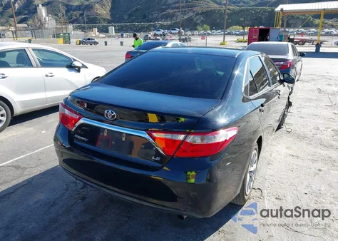 2015 Toyota Camry Le z USA, uszkodzony, nr VIN 4T1BF1FK6FU952777
